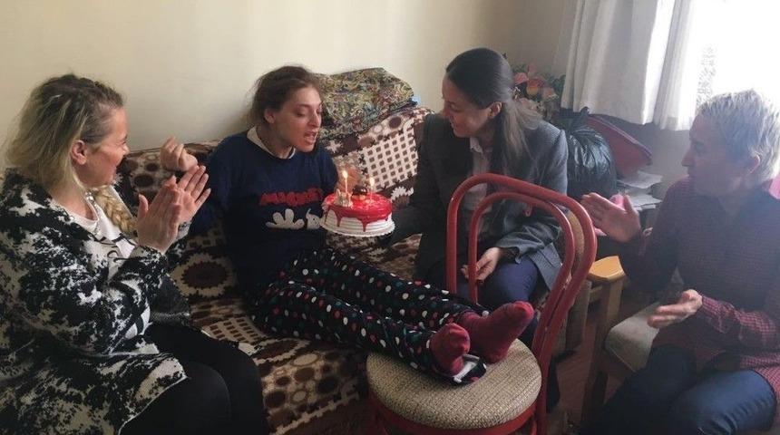 Ak Kadınlardan Engelli Kız Kardeşlere Doğum G&uuml;n&uuml; S&uuml;rprizi