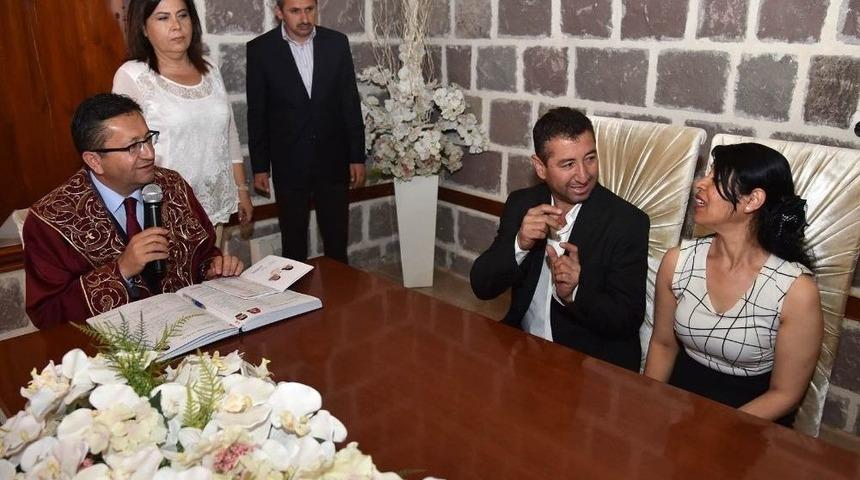 İşitme Engelli &Ccedil;iftin Nikahını Başkan Veysel Tiryaki Kıydı