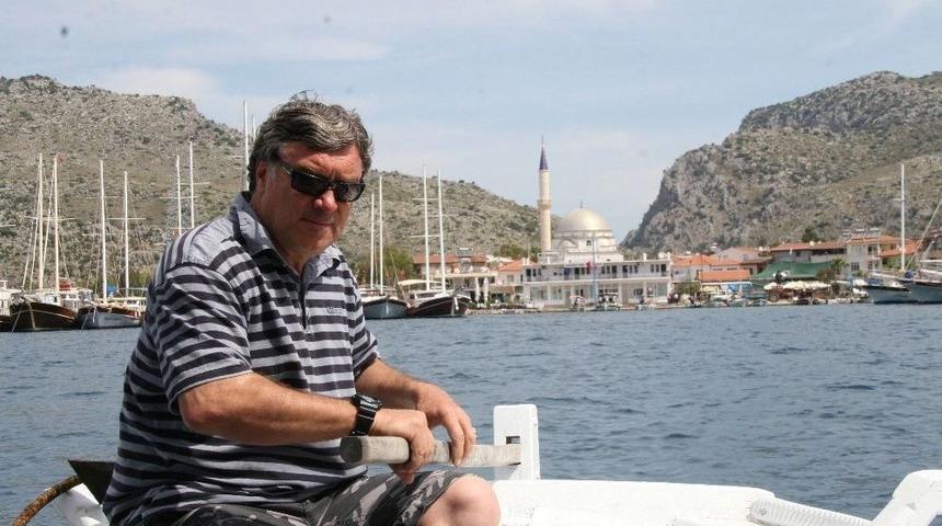 &Uuml;nl&uuml; Sanat&ccedil;ı Tarık Tarcan Adada &Ccedil;evre Temizliği Yaptı