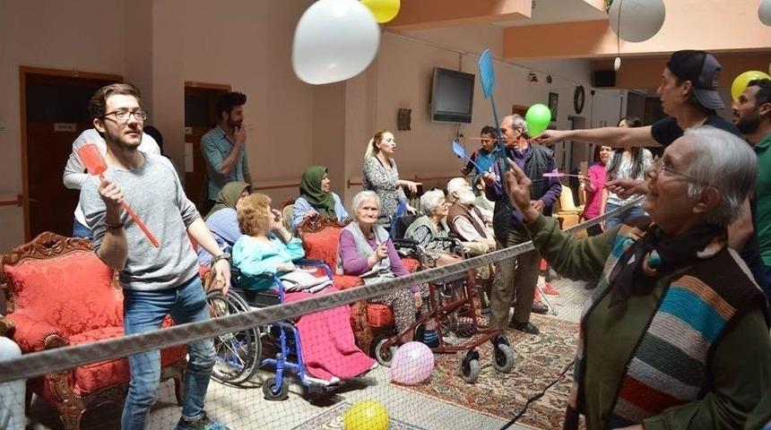 Gen&ccedil;lerle Yaşlılar Birlikte Eğlendi