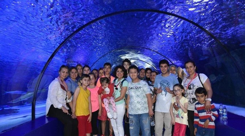 &Ouml;zel &Ccedil;ocuklar Akvaryumu Gezdi