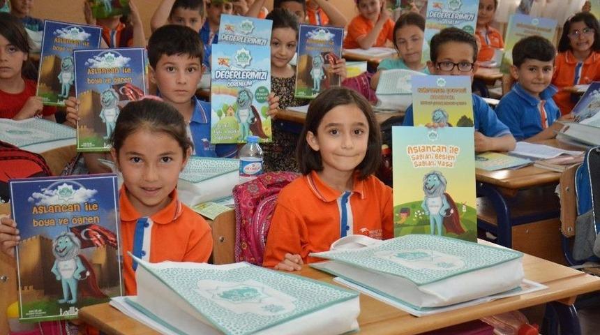 &Ouml;ğrencilerden Başkan Yazgı&rsquo;ya Tebrik Kartlı Kutlama