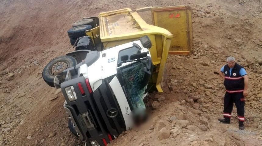 &Uuml;zerine Kamyon Devrilen Şof&ouml;r &Ouml;ld&uuml;