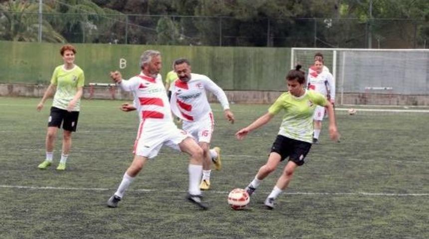 Erkek Engellilerle Kadın Futbol Takımının Ma&ccedil;ında Dostluk Kazandı