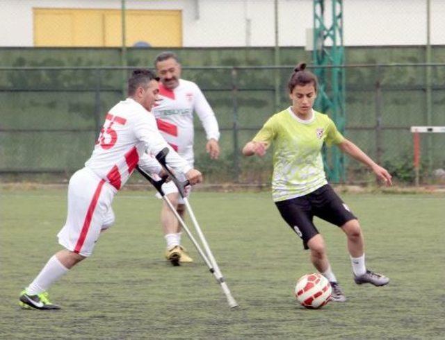 Erkek Engellilerle Kadın Futbol Takımının Maçında Dostluk Kazandı