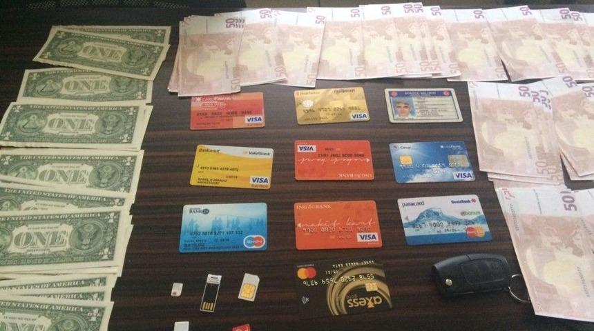 13 Su&ccedil;tan Aranan Zanlı &Ccedil;aldığı Telefonları Satmaya &Ccedil;alışırken Yakalandı