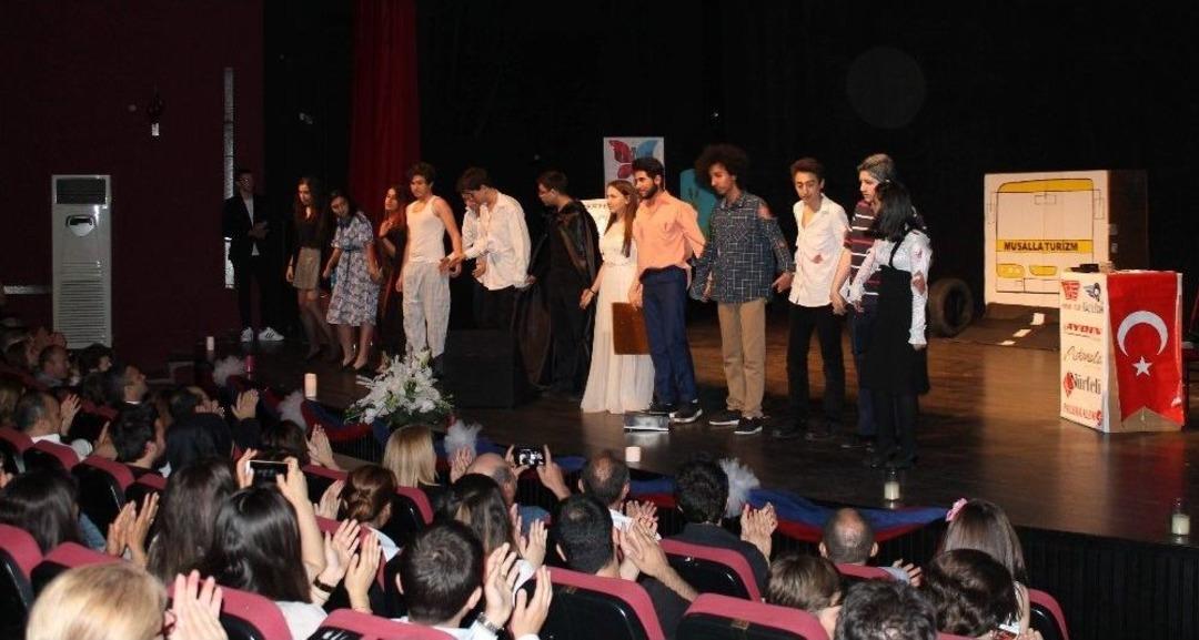 Aydın Değişim Kolejinden T&uuml;rk&ccedil;e Şiir Ve Tiyatro Gecesi