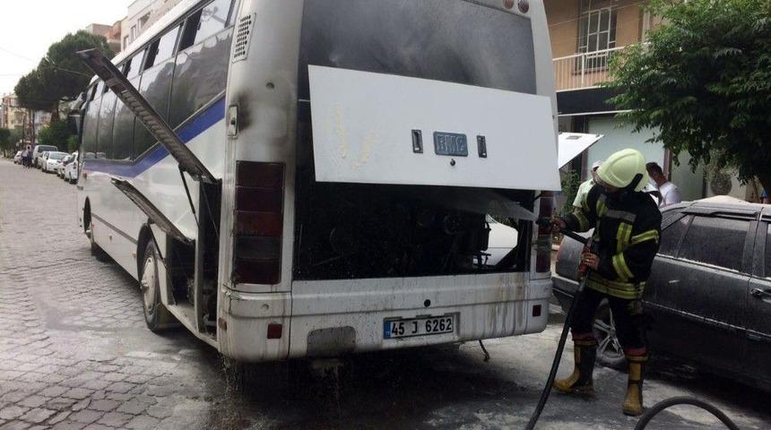 Seyir Halindeki İş&ccedil;i Servisi Alev Aldı