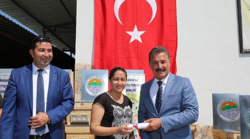 Toroslar&rsquo;da Girişimci Vatandaşlara 60 Adet Arı Kovanı Dağıtıldı