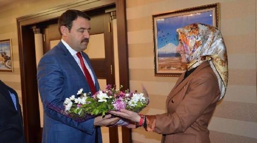 Vali Işın Atanan &Ouml;ğretmenlere: Siz Yetiştirirseniz Kimse Eline Silah Almaz