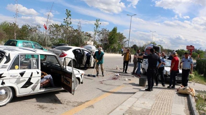 Park Halinde Ki Araca &Ccedil;arptı: 3 Yaralı