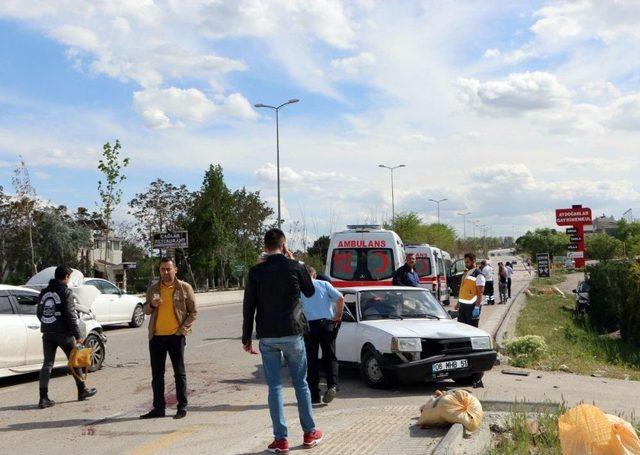 Park Halinde Ki Araca Çarptı: 3 Yaralı