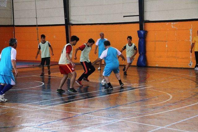 Fethiye&rsquo;de Protokol &Ouml;zel Sporcularla Futsal Oynadı 2