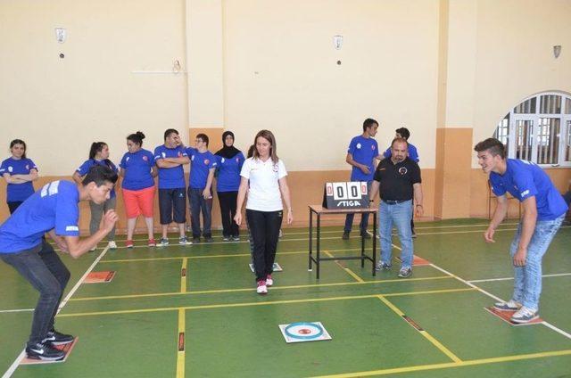 &Ouml;zel Sporcular Hemsball Turnuvasında Buluştu 3