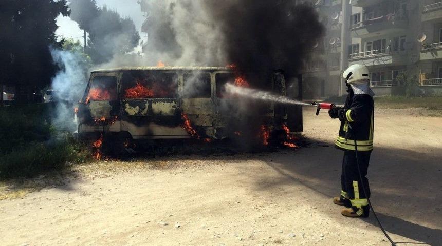 Terk Edilmiş Minib&uuml;s Yandı