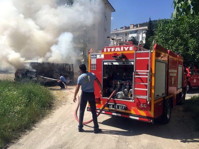 Terk Edilmiş Minibüs Yandı