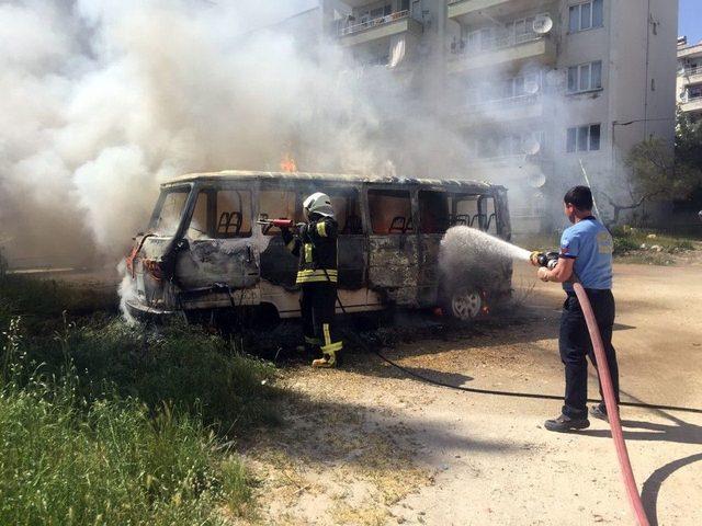 Terk Edilmiş Minibüs Yandı