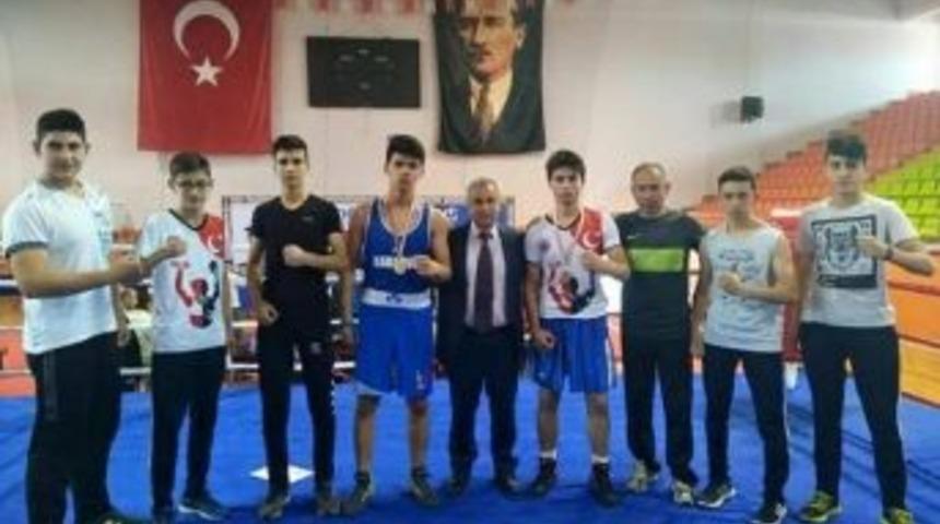 Gen&ccedil;ler B T&uuml;rkiye Boks Şampiyonasında Karab&uuml;k R&uuml;zgarı