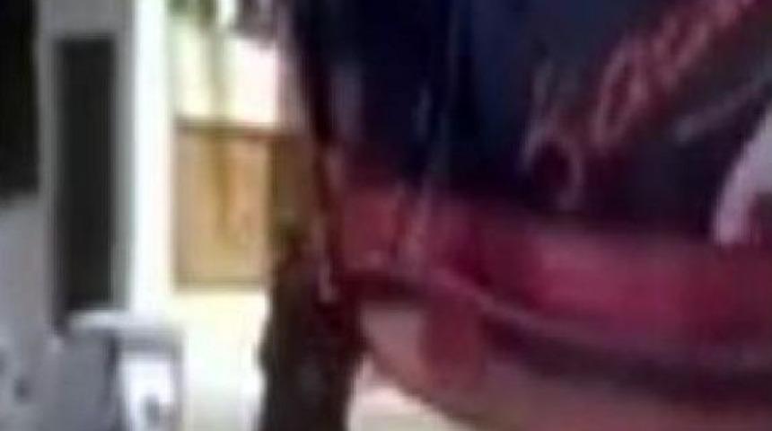 Atat&uuml;rk'&uuml;n Poster Resmindeki Elini Defalarca &Ouml;pt&uuml;