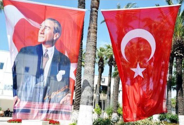 Atatürk'ün Poster Resmindeki Elini Defalarca Öptü
