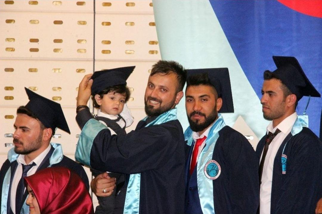 Mezuniyet T&ouml;renine &Ccedil;ocuklarıyla Katıldılar