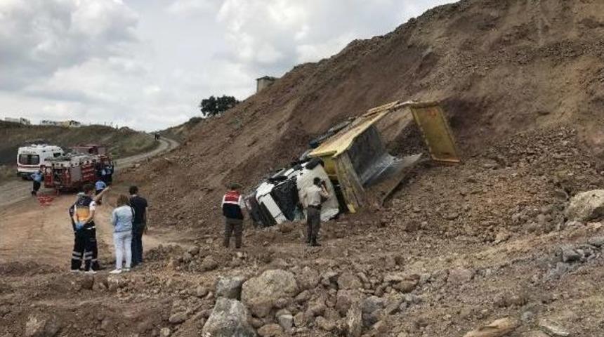 Şarampole D&uuml;şen Kamyonun S&uuml;r&uuml;c&uuml;s&uuml; &Ouml;ld&uuml;