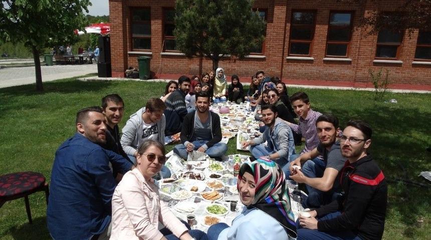 Domani&ccedil;&rsquo;te &Ouml;ğrencilere Mangal Partisi