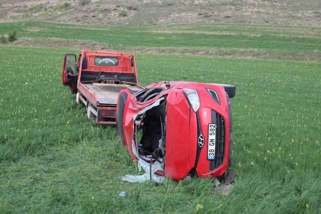 Öğretmenleri Taşıyan Otomobil Tarlaya Devrildi: 3 Yaralı