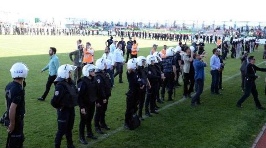 Amed Sportif- B&uuml;y&uuml;kşehir Belediye Erzurumspor Ma&ccedil;ı Sonrası Olaylar &Ccedil;ıktı