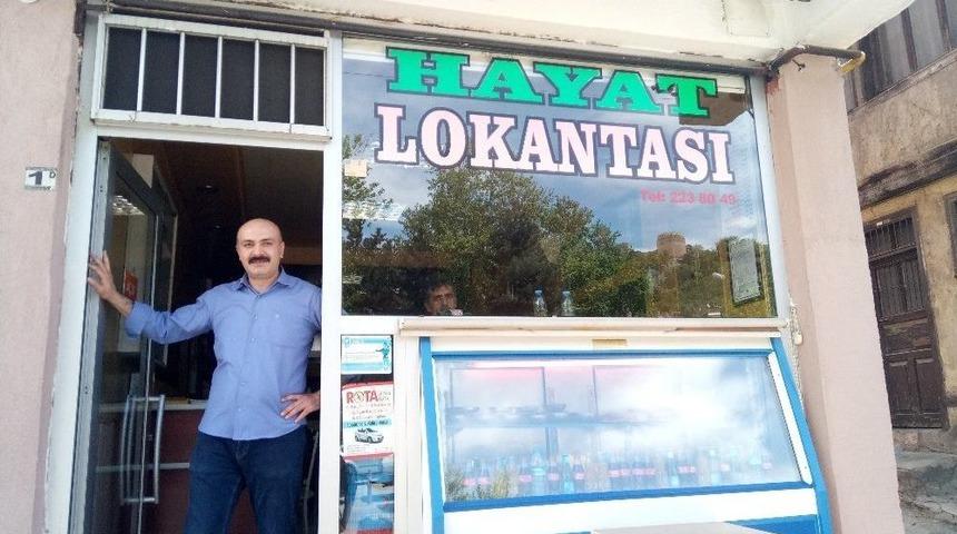 Yoksul Vatandaşlara &Uuml;cretsiz Yemek Vererek Aile Geleneğini Devam Ettiriyor