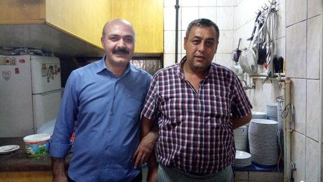 Yoksul Vatandaşlara Ücretsiz Yemek Vererek Aile Geleneğini Devam Ettiriyor