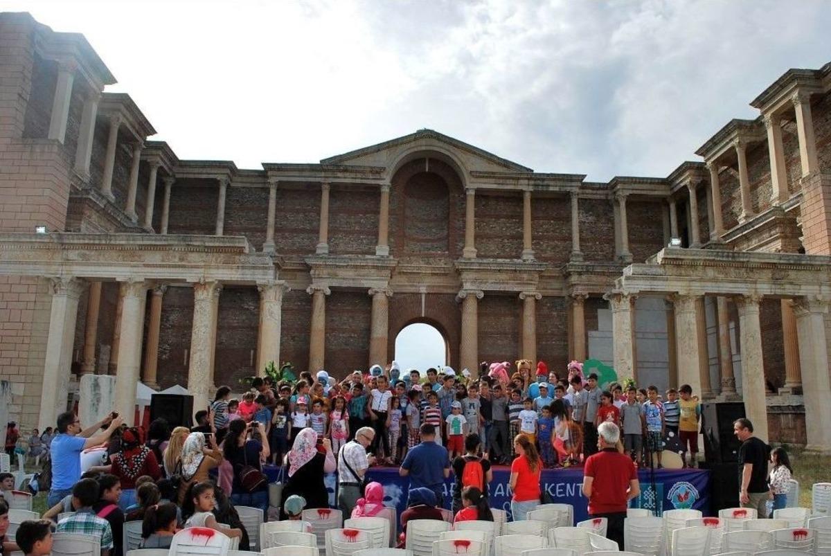 Manisalı Minikler Sart Antik Kentte G&uuml;ld&uuml;