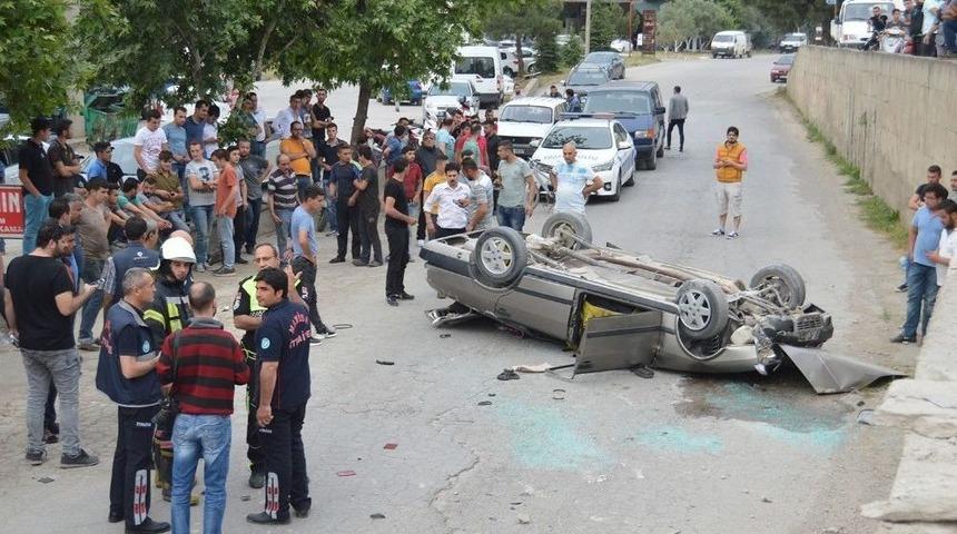 Otomobil Alt Yola U&ccedil;tu: 2 Yaralı