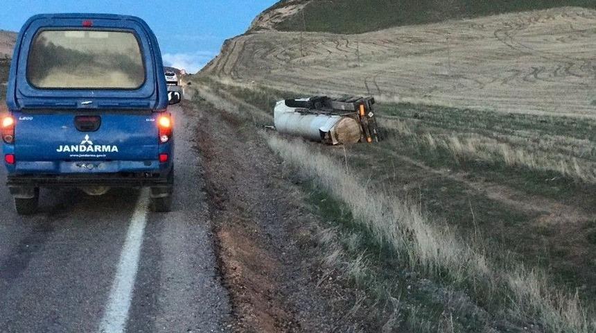 Asit Tankeri Şarampole Yuvarlandı