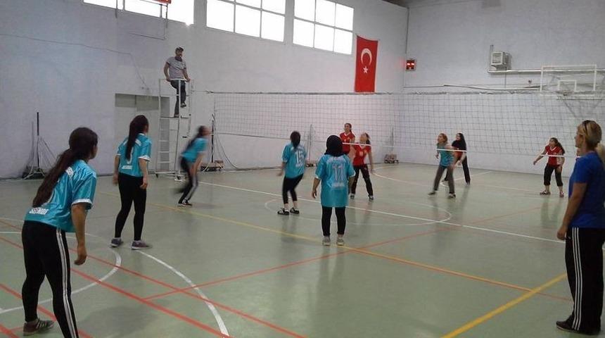 Selendi&rsquo;de Futbol Ve Voleybol Şampiyonası