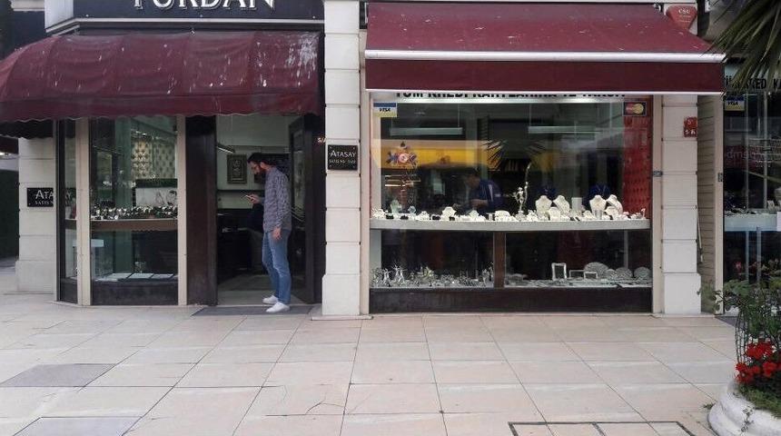 Metro &Ccedil;alışmasında Kuyumcuya &Ccedil;ıkan 7 Metrelik T&uuml;nel Bulundu