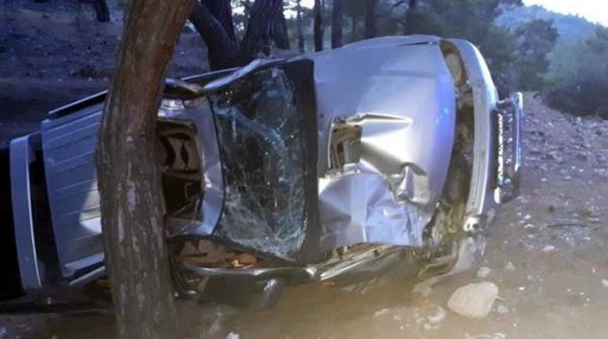 Kamyonet U&ccedil;uruma Yuvarlandı: 1 &Ouml;l&uuml;, 1 Yaralı