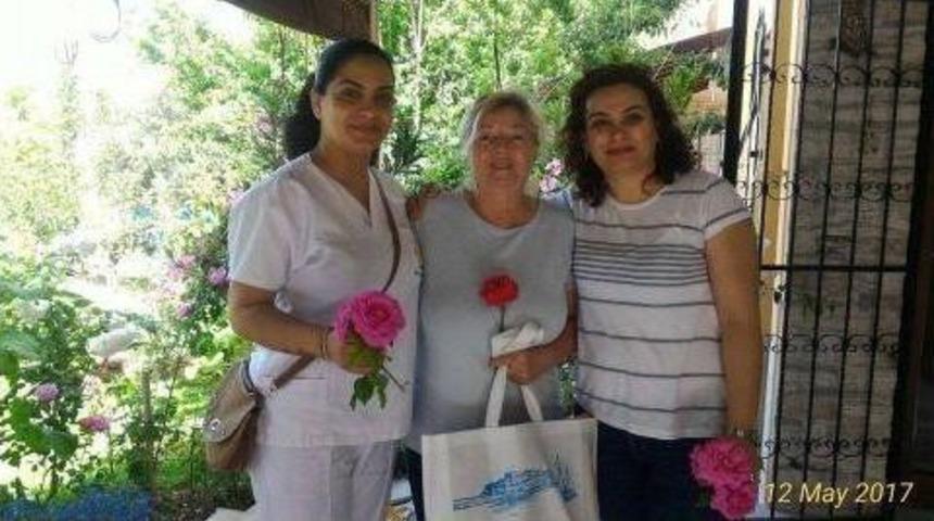 Kuşadası Belediyesi, Evde Bakın Hizmeti Sunduğu Anneleri Unutmadı