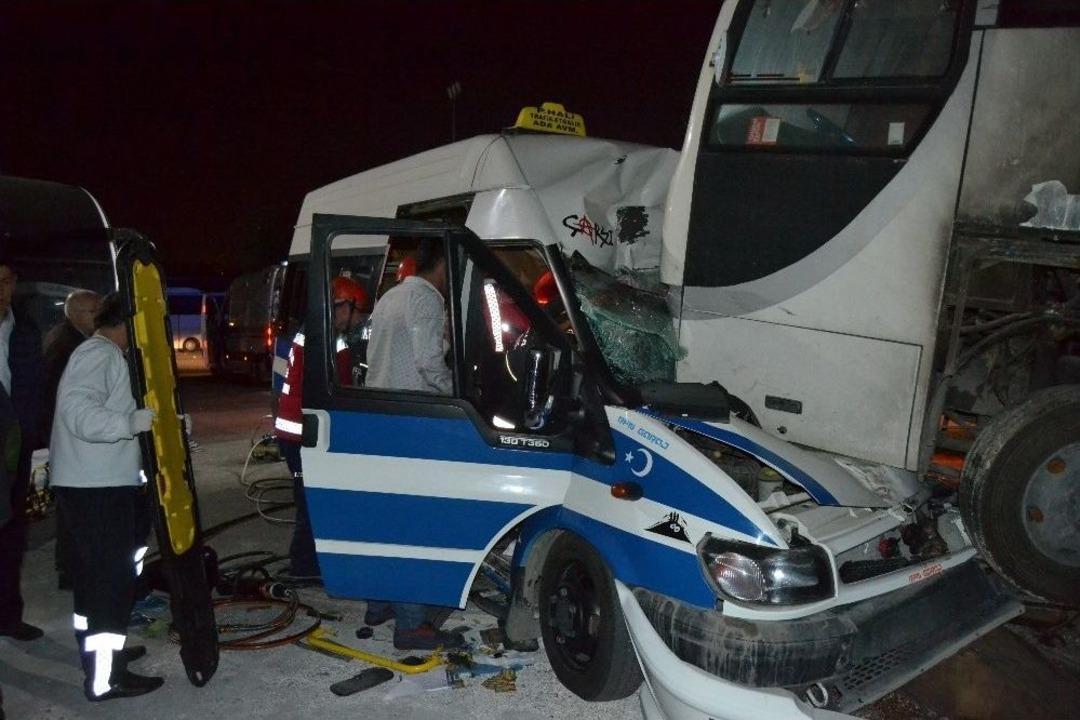 İterek &Ccedil;alıştırmak İstediği Minib&uuml;sle Otob&uuml;s&uuml;n Altına Girdi: 1 Yaralı