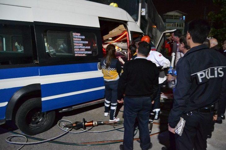 İterek Çalıştırmak İstediği Minibüsle Otobüsün Altına Girdi: 1 Yaralı G1