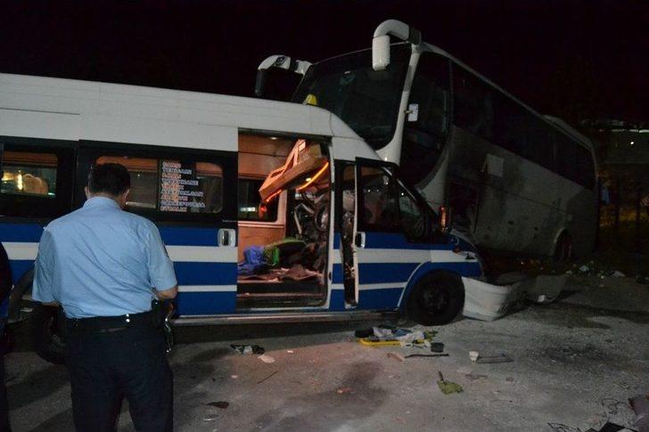 İterek Çalıştırmak İstediği Minibüsle Otobüsün Altına Girdi: 1 Yaralı G4