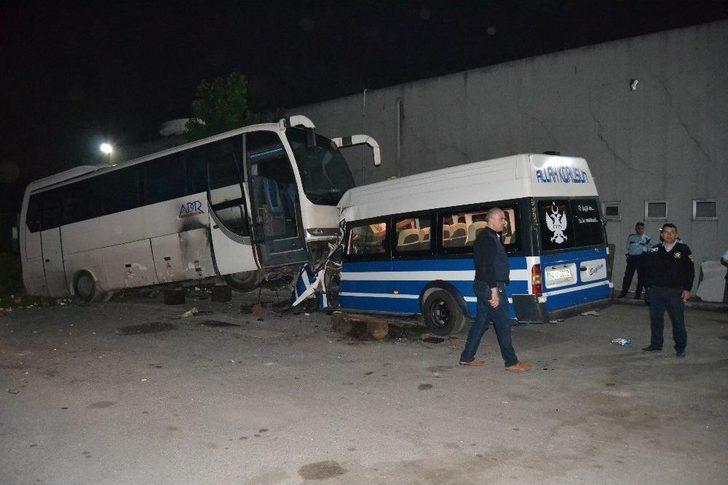 İterek Çalıştırmak İstediği Minibüsle Otobüsün Altına Girdi: 1 Yaralı G5