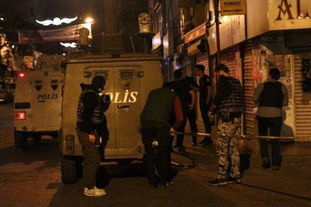 Beyoğlu'nda Zırhlı Polis Aracına Ateş Açıldı