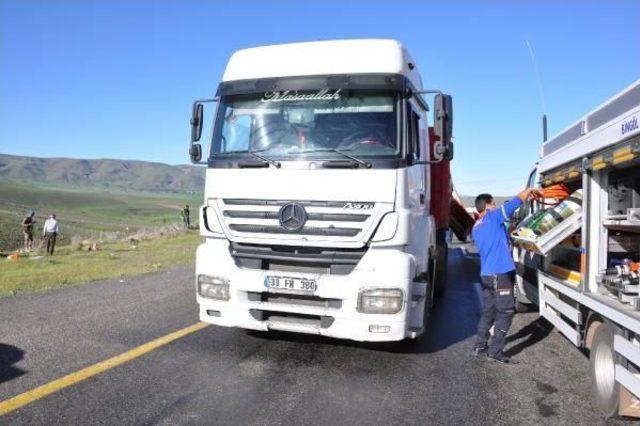 Yolcu Otobüsü Demir Yüklü Tır'a Çarptı: 1 Ölü, 20 Yaralı