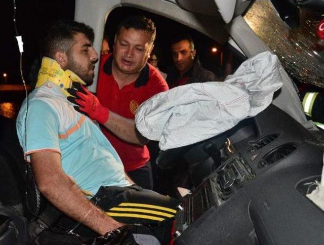 Otomobille Hafif Ticari Ara&ccedil; &Ccedil;arpıştı: 4 Yaralı 1