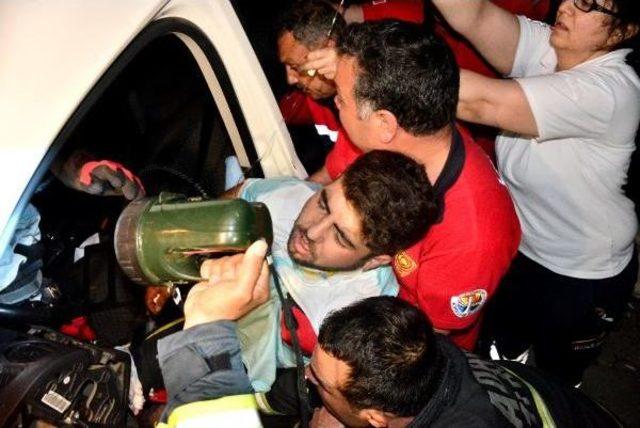 Otomobille Hafif Ticari Ara&ccedil; &Ccedil;arpıştı: 4 Yaralı 2