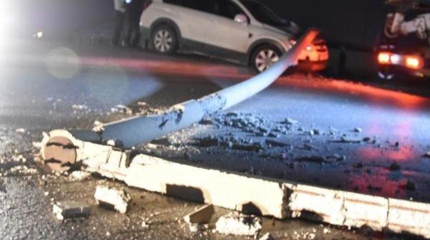 &Ccedil;arptığı Beton Direk Cipin &Uuml;zerine Devrildi, S&uuml;r&uuml;c&uuml; Yaralandı