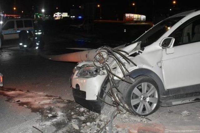 Çarptığı Beton Direk Cipin Üzerine Devrildi, Sürücü Yaralandı