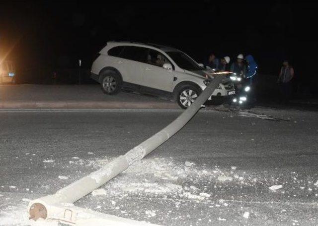 Çarptığı Beton Direk Cipin Üzerine Devrildi, Sürücü Yaralandı