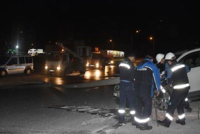 Çarptığı Beton Direk Cipin Üzerine Devrildi, Sürücü Yaralandı